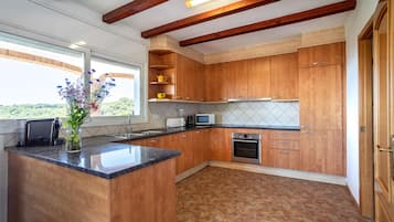 Een koelkast, een microgolfoven, een oven, een vaatwasser