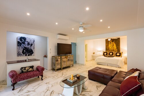 La Perla Estate - 7 BR Luxury Beachfront Villa With Utmost Privacy