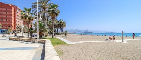 在海灘附近