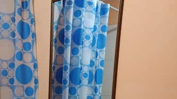 Een douche, handdoeken, zeep, toiletpapier
