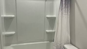 SĂšche-cheveux, serviettes fournies, savon, papier toilette