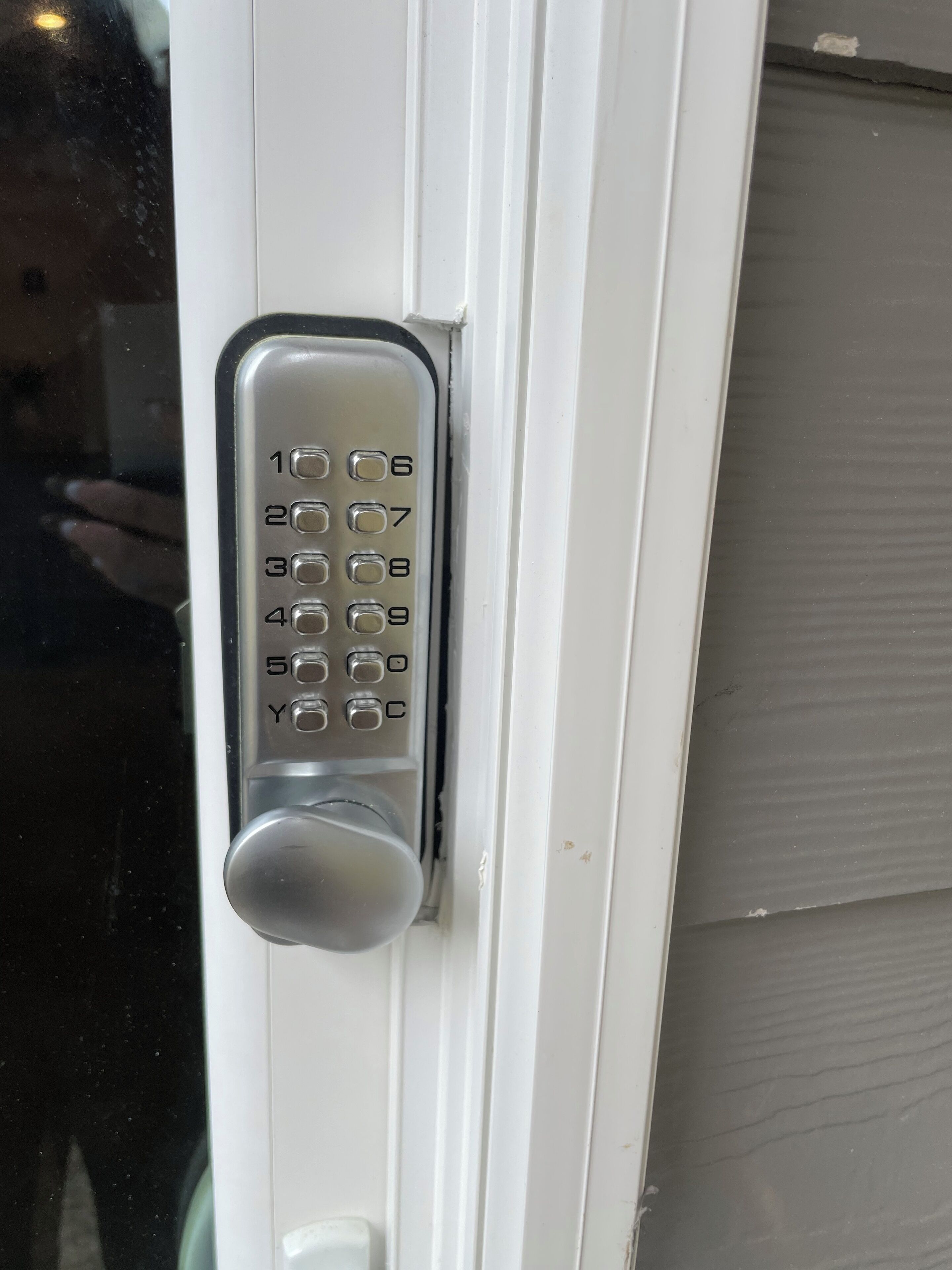 Sèche-cheveux, serviettes fournies, savon, papier toilette