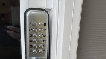 Sèche-cheveux, serviettes fournies, savon, papier toilette