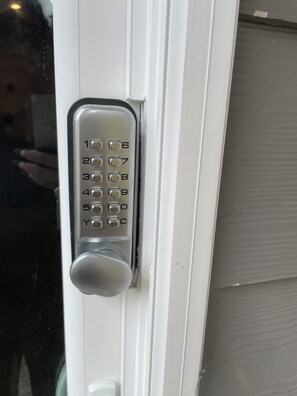 مجففات شعر، مناشف، صابون، ورق حمّام