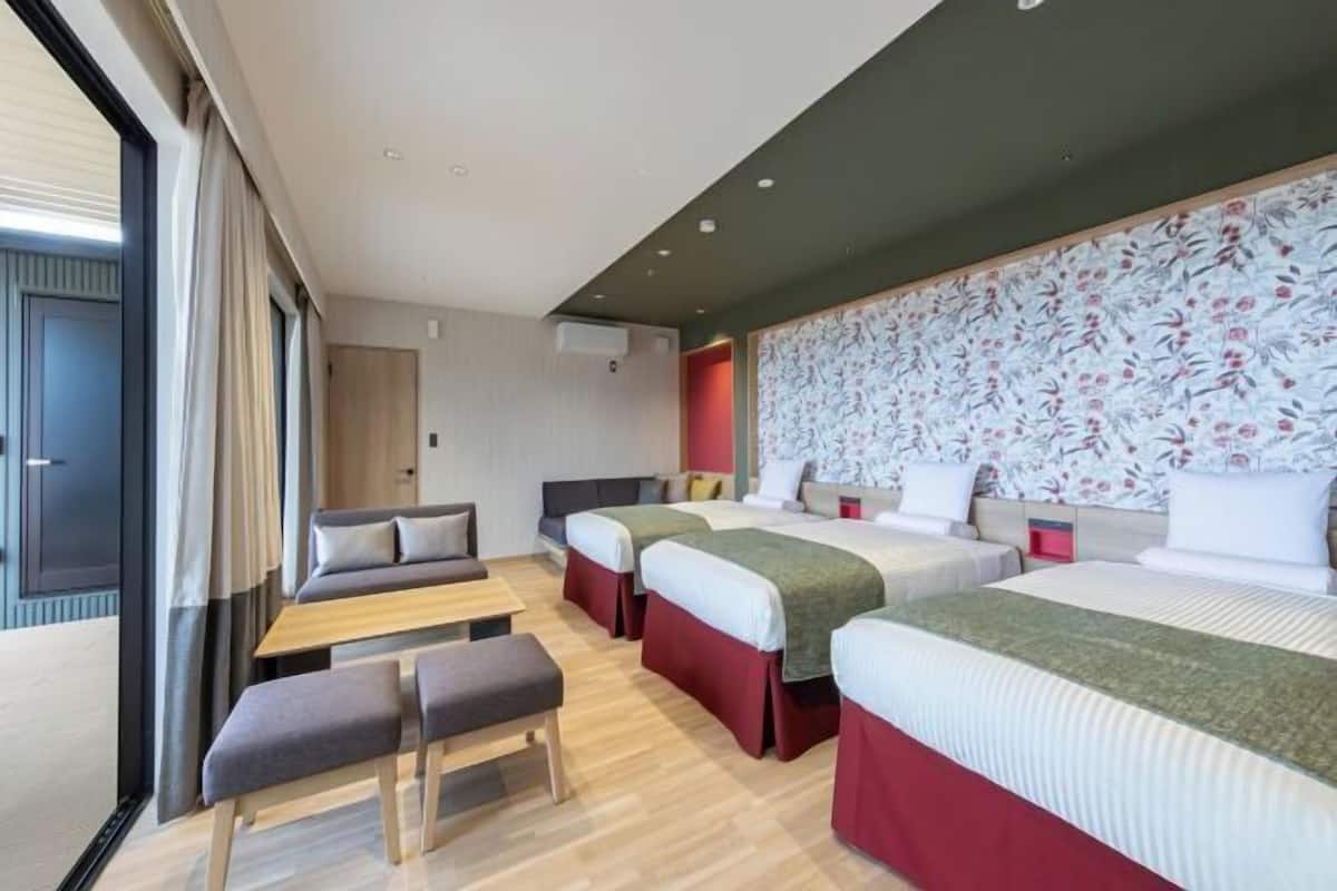 In-room safe, bed sheets