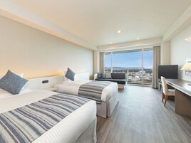 Caja de seguridad en la habitación y ropa de cama 