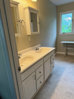 Een haardroger, handdoeken, zeep, shampoo