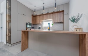 ثلاجة، فرن، موقد طهي مسطح، غسالة أطباق