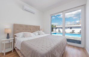 3 habitaciones, tabla de planchar con plancha, cuna de viaje y internet 
