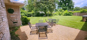 Outdoor dining - That 60's Place -Near Opry, Airport & Dwtn - 3bdrm - 85" TV - Step back in time! (Nashville)