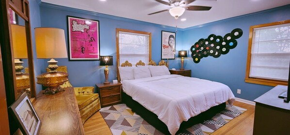3 bedrooms, iron/ironing board, free WiFi, bed sheets - That 60's Place -Near Opry, Airport & Dwtn - 3bdrm - 85" TV - Step back in time! (Nashville)