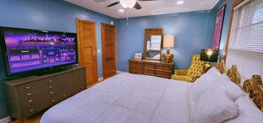 3 bedrooms, iron/ironing board, free WiFi, bed sheets - That 60's Place -Near Opry, Airport & Dwtn - 3bdrm - 85" TV - Step back in time! (Nashville)
