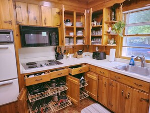 冷蔵庫、電子レンジ、オーブン、コンロ