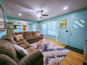Smart TV, books - That 60's Place -Near Opry, Airport & Dwtn - 3bdrm - 85" TV - Step back in time! (Nashville)