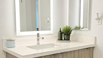 Sèche-cheveux, serviettes fournies, savon, shampoing