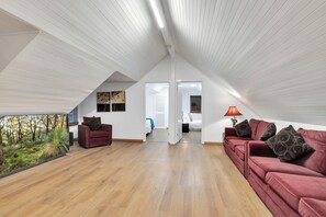 5 bedrooms, iron/ironing board, travel cot, bed sheets - Bulla Homestead - More Space. More Privacy. More Fun (Bulla)