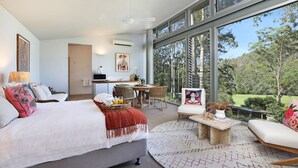 A spacious bedroom with a large bed, a desk, and a view of the outdoors. - Saltwater Creek - immerse yourself in nature (Barringella)