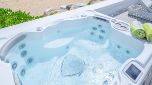Un bain à remous avec vue sur la plage et l’océan.