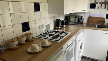Geladeira, micro-ondas, fogão, cooktop