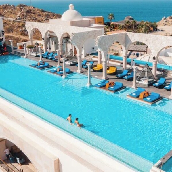 Utendørsbasseng og et oppvarmet basseng