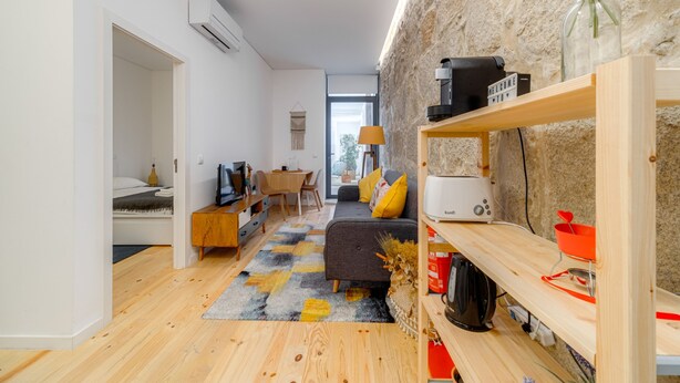 A modern living room with a sofa, a coffee table, and a dining area. - Nomad s Netto Subway - Lovely Terrace (Porto)