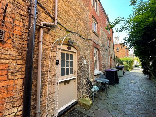 2 Guests - Pet Friendly Stone Cottage in Sleaford