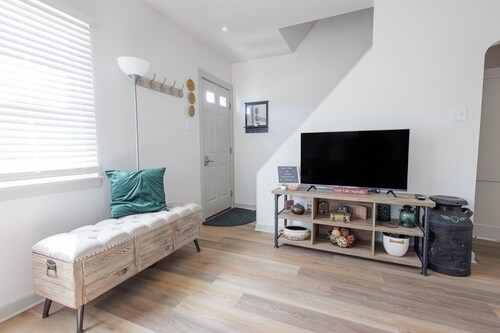 Lancaster/Millersville~ Comfy 4 Bedroom Single Home with 2 Bedrooms on 1st Floor