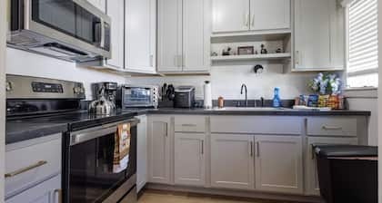 Lancaster/Millersville~ Comfy 4 Bedroom Single Home with 2 Bedrooms on 1st Floor