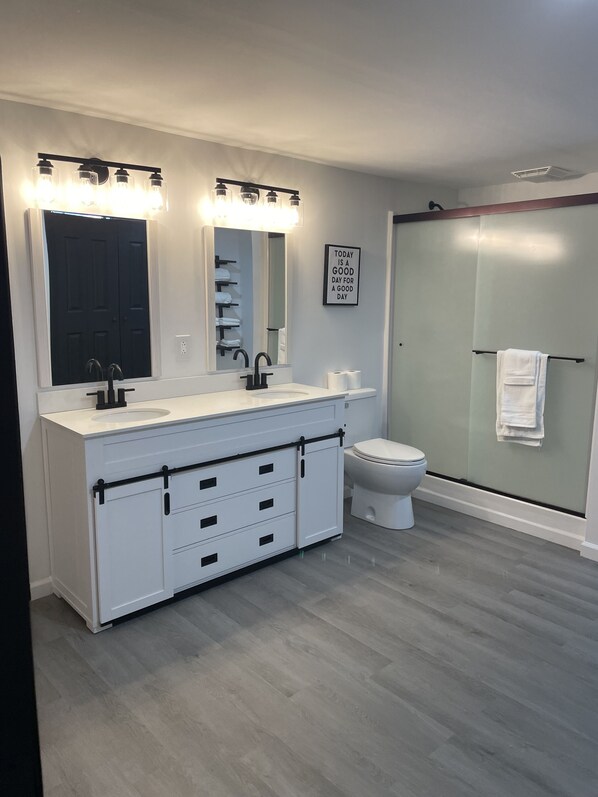 Een douche, een haardroger, handdoeken, zeep