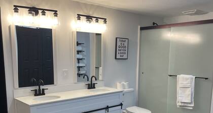 Lancaster/Millersville~ Comfy 4 Bedroom Single Home with 2 Bedrooms on 1st Floor