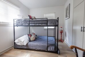 4 bedrooms, iron/ironing board, WiFi, bed sheets
