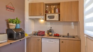 Réfrigérateur, micro-ondes, plaque de cuisson, lave-vaisselle