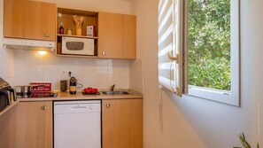 Kühlschrank, Mikrowelle, Herdplatte, Geschirrspüler
