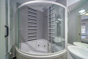 Secadora de cabello, bidet, toallas 