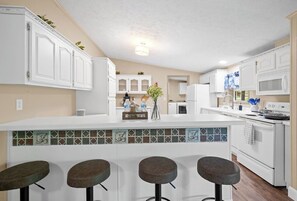 Kylskåp, mikrovågsugn, ugn och spishäll