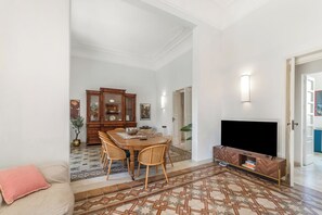 TV, fireplace