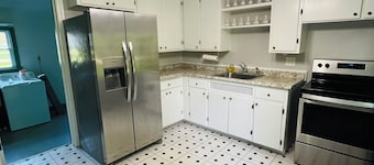 Chagrin Falls light filled 2 bed 1 bath in the Village