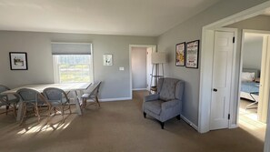 Dining - Chagrin Falls light filled 2 bed 1 bath in the Village (Chagrin Falls)