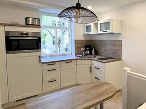 Fridge, microwave, oven, stovetop - Schlafen im Turmzimmer- Moderne Ferienwohnung im Zentrum Weimars (Weimar)