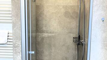 Dusche, Haartrockner, Handtücher, Seife