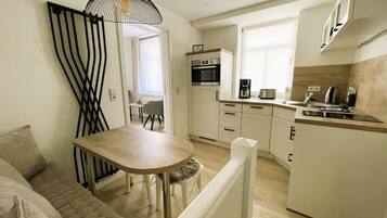 Kühlschrank, Mikrowelle, Ofen, Herdplatte