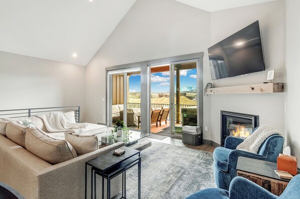 Smart-TV, Kamin, Bücher