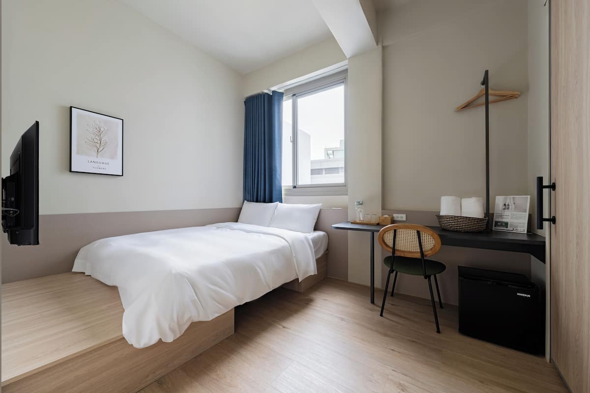 Habitación básica doble, vista a la ciudad | Edredón, insonorización y wifi gratis