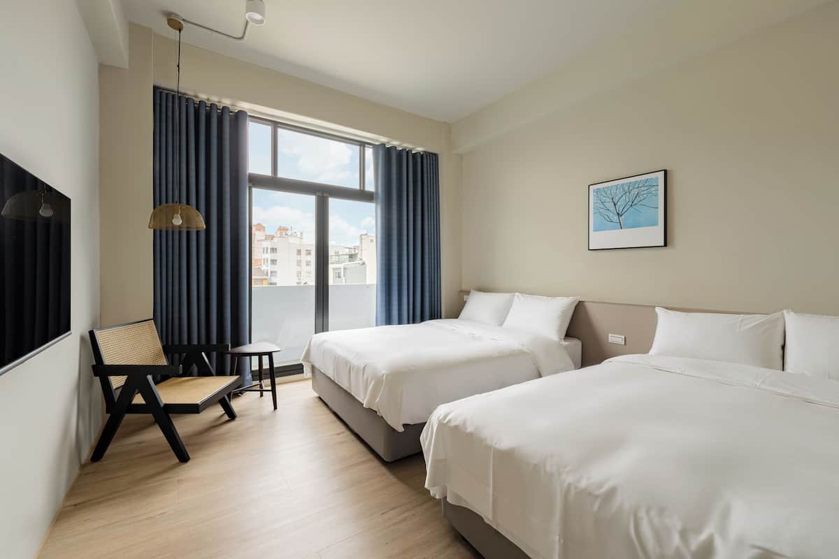 Habitación cuádruple básica, vista a la ciudad | Edredón, insonorización y wifi gratis