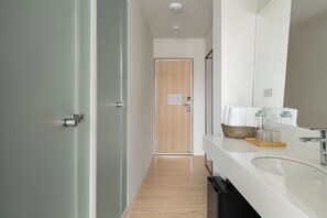 Basic Quadruple Room, City View | Bathroom sink