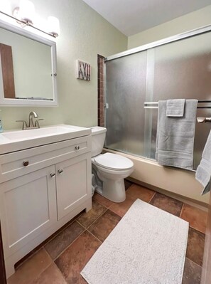 Asciugacapelli, asciugamani, sapone, shampoo