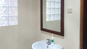 Family Room, Garden View | Bathroom - Newly Frances Hotel Cipaganti (Bandung)