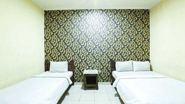 Deluxe Twin Room | Free WiFi - Newly Frances Hotel Cipaganti (Bandung)