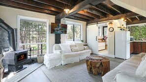 Fireplace - Waterfront Getaway, Pet Friendly - Jervis Bay (Saint Georges Basin)
