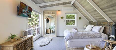 2 bedrooms, travel cot, Internet, bed sheets